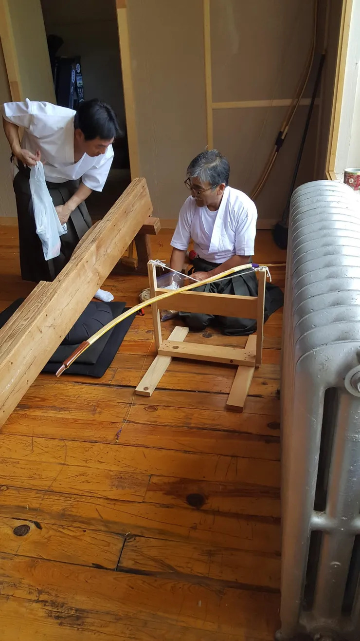 Yasuo talks to Shibata-sensei about a yumi repair.